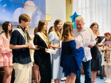 Урочиста церемонія вручення нагород випускникам Бахмутської громади: учні отримують медалі та грамоти з рук начальника Бахмутської міської військової адміністрації Олексія Реви.