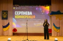 Вокальний ансамбль Черкаської громади виступає для освітян Помічнянської громади