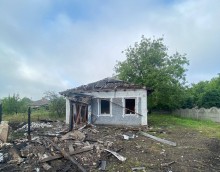 Пошкоджений російським обстрілом будинок.