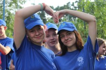 Дівчата посміхаються під час відпочинку в таборі "Артек".