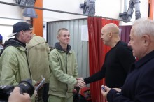 Вадим Філашкін тисне руку учню. Поруч педагоги.