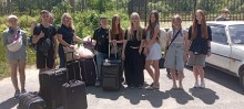 Діти чекають на автобус, щоб їхати до табору