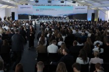 Учасники Економічного форуму сидять у залі