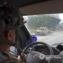 Поліцейський за кермом автівки