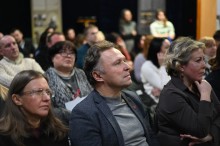 Слухачі у глядацькому залі уважно стежать за виступами учасників дискусії