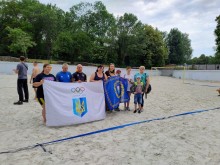 Спільне фото учасників змагань, які тримають прапори спортивних шкіл.