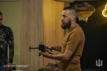 Військовослужбовець демонструє дрон під час зустрічі з молоддю в межах проєкту «Наша Донеччина. Наш дім. Наша фортеця».