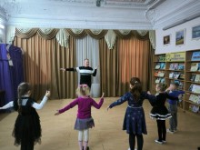 Володимир Ковшов проводить урок хореографії з дітьми