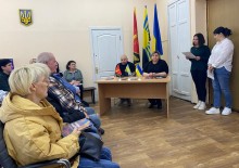 Артур Насібян, начальник управління з питань ветеранської політики облдержадміністрації, проводить зустріч
