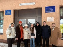 Представники громад та молодь біля відділу культури Тячівської громади Закарпатської області.