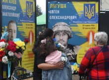 Група жінок у жалобі на Алеї слави в Черкаській громаді
