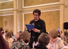 Олександр Хоменко — український сценарист, режисер, співзасновник творчого об’єднання МУР, знаний голос сучасної української літератури.
