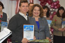 Урочисте святкування 70-річчя державного навчального закладу «Бахмутський центр професійно-технічної освіти». Атмосфера на фото урочиста і дружня. Присутні голова громада, педагогічні працівники та інші посадові особи.
