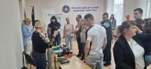 Студенти та викладачі Маріупольских коледжів під час практичних майстер-класів з надання першої домедичної допомоги
