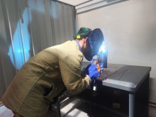Майбутній зварювальник, конкурсант регіонального етапу конкурсу WorldSkills Ukraine під час виконання завдання