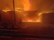 Пожежа в будівлі після ворожого обстрілу.