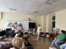 Спікерки проводять інтерактивне заняття для групи учасників у навчальній аудиторії.