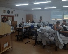 Співробітники швейної фабрики «ТРІО» на Закарпатті працюють над шиттям.