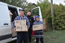 Мешканці Андріївської громади на Донеччині отримують гуманітарну допомогу від військових та волонтерів