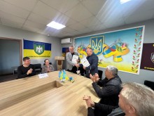 Начальник Сіверської міської військової адміністрації Олексій Воробйов та Великокучурівський сільський голова Василь Тодеренчук підписують меморандум