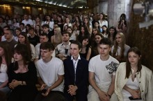 Випускники Донеччини сидять в укритті під час святкової церемонії.