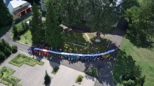 Діти тримають разом малюнки над головою.
