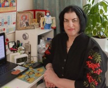 Учасниця онлайнового заходу сидить перед ноутбуком