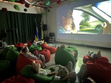 Відвідувачі хаба в м’яких кріслах переглядають кінофільм