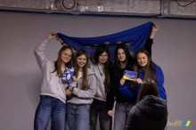 Студенти Донецького національного університету ім. Василя Стуса із прапором Європейського Союзу під час заходу, присвяченому Дням кар’єри