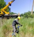 Співробітник ДТЕК ремонтує пошкоджені окупантами електрометрежі.