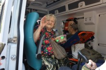 Жінка маше рукою в спеціалізованому медичному транспорті