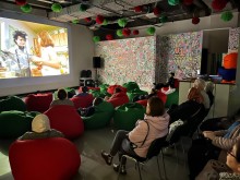 На кіносеансі гості разом переглядають фільм на проєкторі