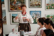 Зоя Сташук разом з майстринею Аною Забавою провели для румунських дітей майстер-клас зі створення маріупольських писанок Іканича.