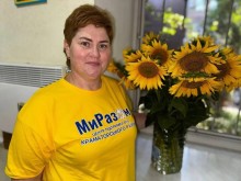 Яна працює менеджеркою центру підтримки, де реєструє відвідувачів, видає гуманітарну допомогу, консультує переселенців, перенаправляє, підказує, де знайти житло, як оформити пільги, де отримати допомогу