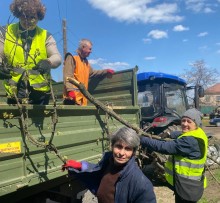 Люди вантажать в кузов обрізані дерева