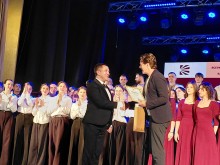Вручення подяки Олексію Олейнікову, художньому керівнику камерного хору Бахмутського фахового коледжу культури і мистецтв імені Івана Карабиця