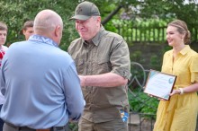 Начальник Черкаської ОВА Ігор Табурець вітає голову родини з новою оселею