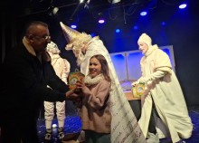 Діти отримують солодкі подарунки від Святого Миколая та його помічників