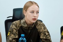 Учасниця обговорень процесу залучення молоді до рекрутингової кампанії слухає промови інших учасників.
