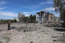 Руїни будинку у Краматорську та пошкоджений сквер