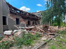 Пошкоджена будівля після ворожого обстрілу