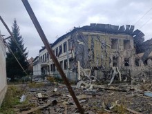 Зруйнована ворожим обстрілом двоповерхова будівля