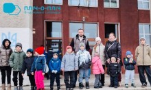 Діти разом з батьками прийшли на виставу