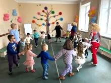 Знайомство у  дітей у «колі друзів»  на «Святковій ігротеці» на базі Покровського ОКП у місті Дніпро до Дня захисту дітей