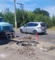 Працівники громади встановили антивандальний люк на вулиці. Ініціатива реалізується в межах проєкту “Точка опори: безпечний простір для життя та відновлення” у Дружківській громаді