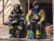 Рятувальники ДСНС відпочивають після тушіння пожежі.