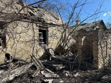 Пошкоджений будинок після ворожого обстрілу