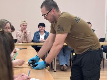 Студенти та викладачі Маріупольских коледжів під час практичних майстер-класів з надання першої домедичної допомоги