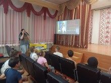 Діти разом з педагогом співають у караоке пісню про Пса Патрона