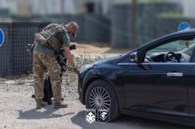 Кінологічна пара 18-ї Слов'янської бригади проводить огляд машини на блокпосту